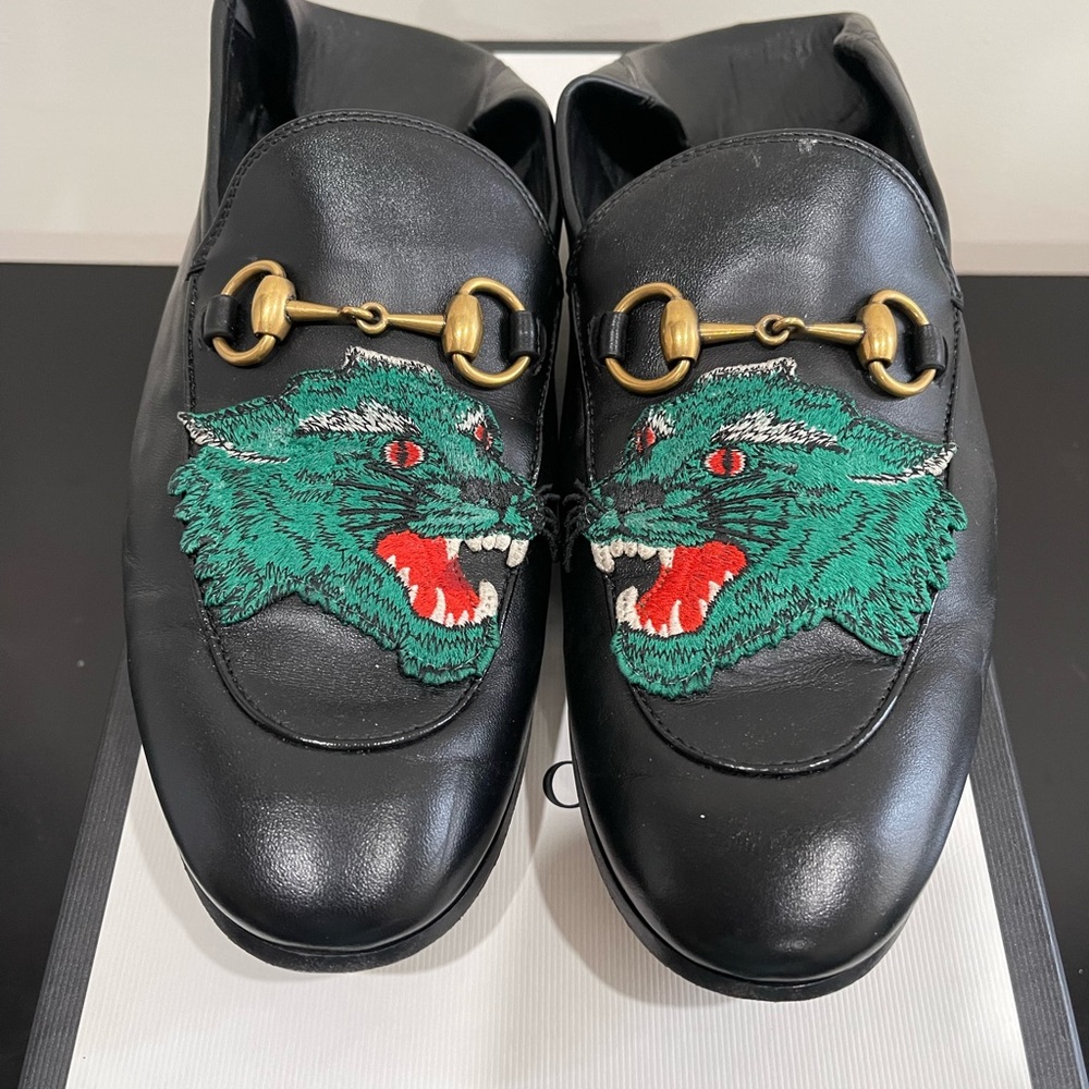 Men’s Gucci loafers, with collapsible  heel with animal  detailing